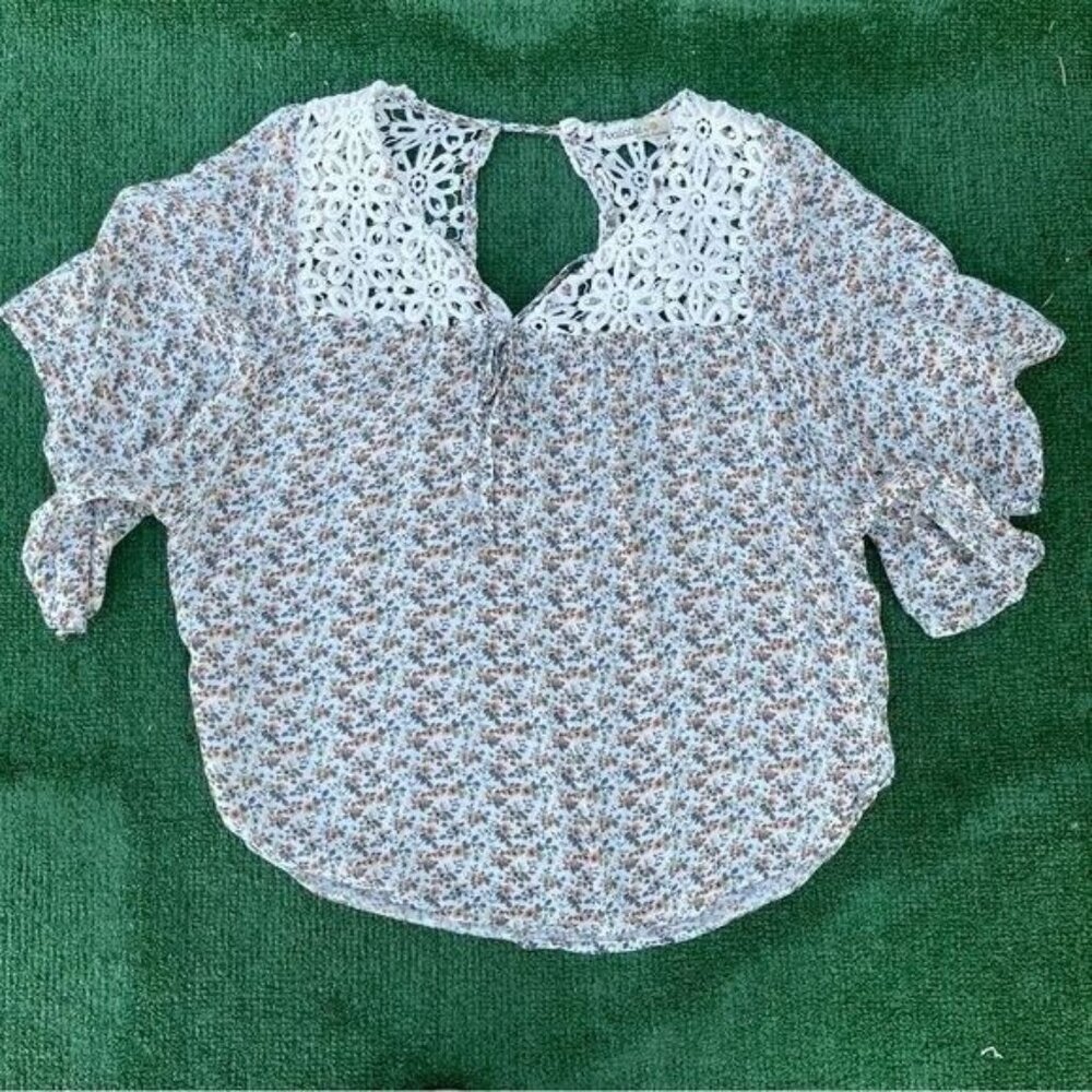 Floral Blouse with Crochet Details at Neckline Loose Fit Comfortable Size S - Picture 9 of 13